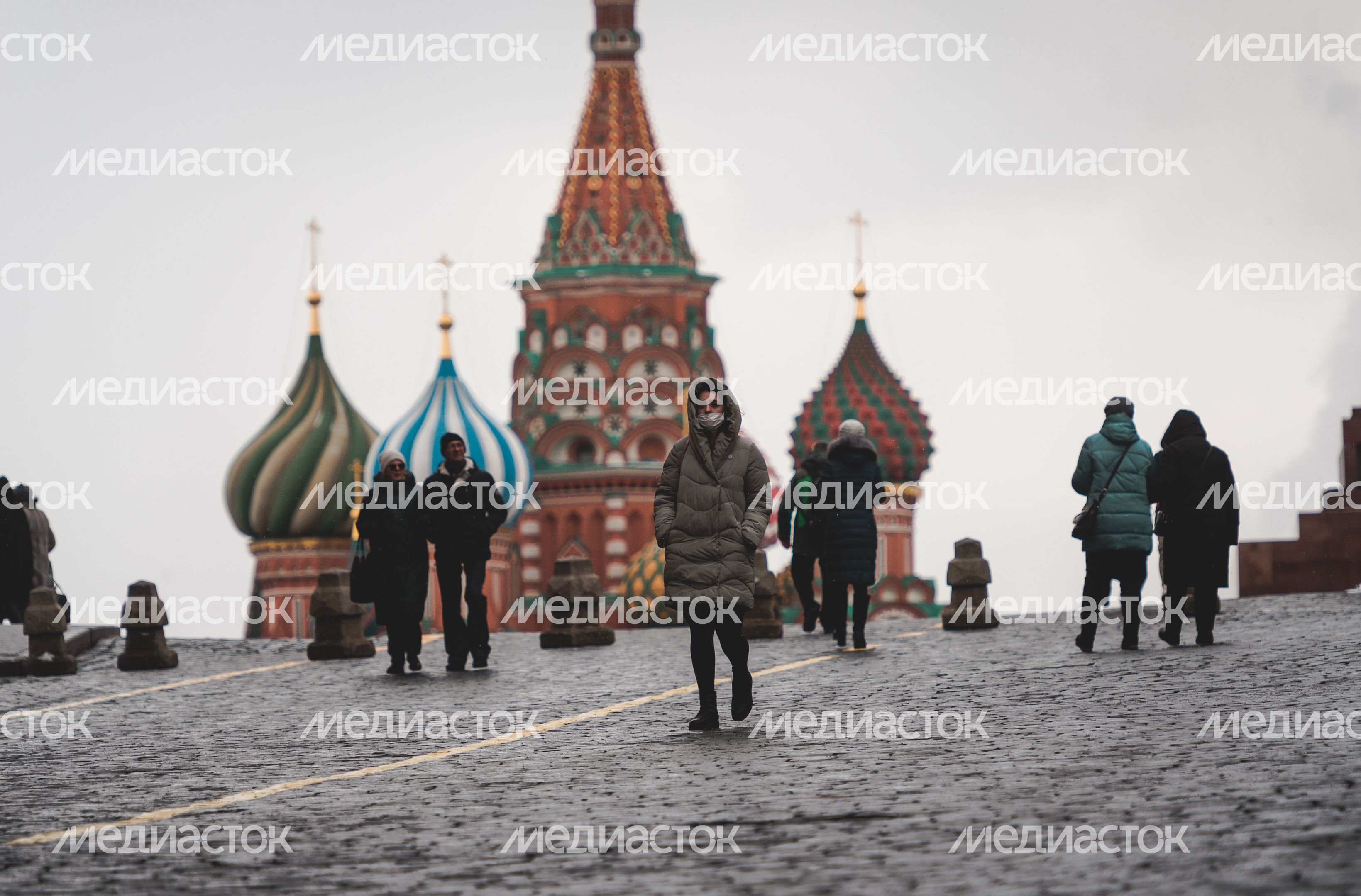 Люди в масках в период эпидемии коронавируса
