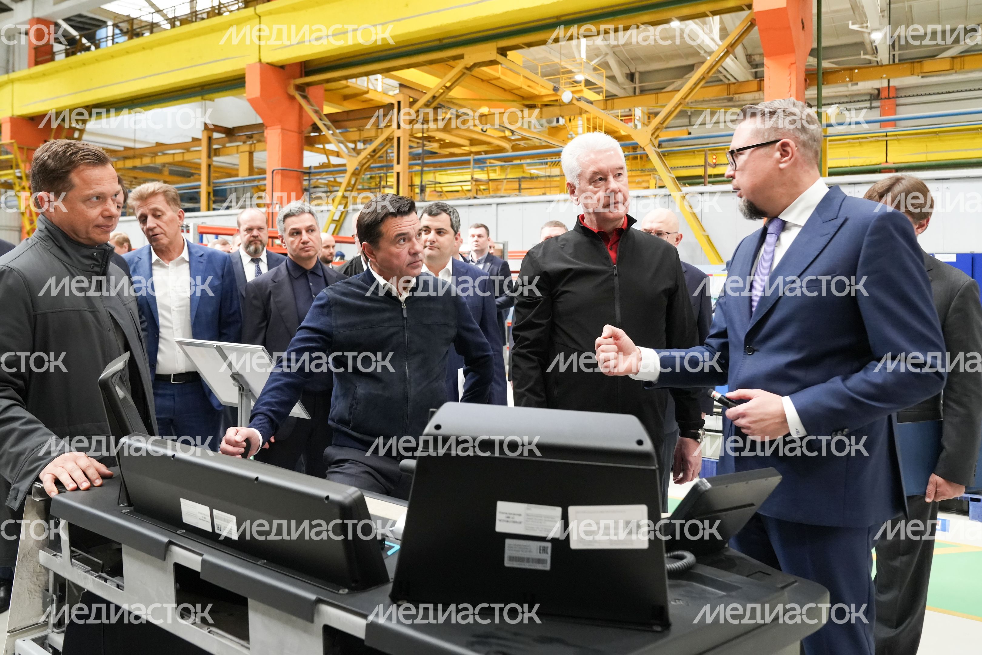 Губернатор Московской области Андрей Воробьев и мэр Москвы Сергей Собянин на заводе «Метровагонмаш» в Мытищах Губернатор Московской области Андрей Воробьев и мэр Москвы Сергей Собянин на заводе «Метровагонмаш» в Мытищах