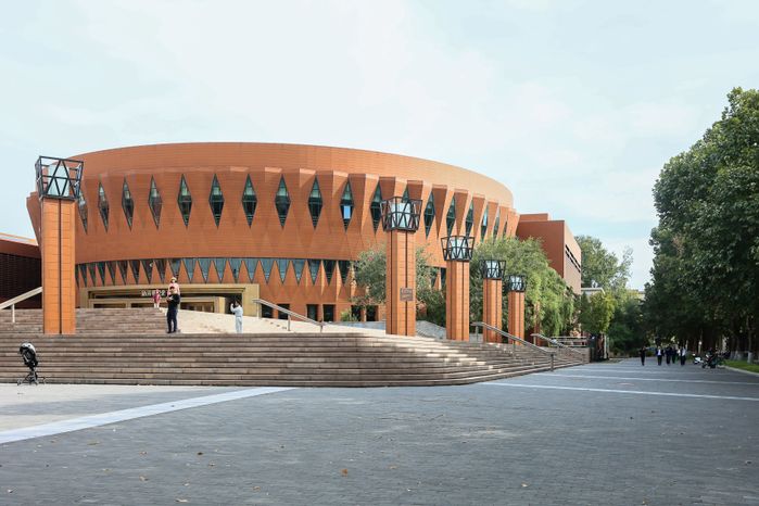 Посещение университета и школы Цинхуа в Пекине Губернатором Подмосковья