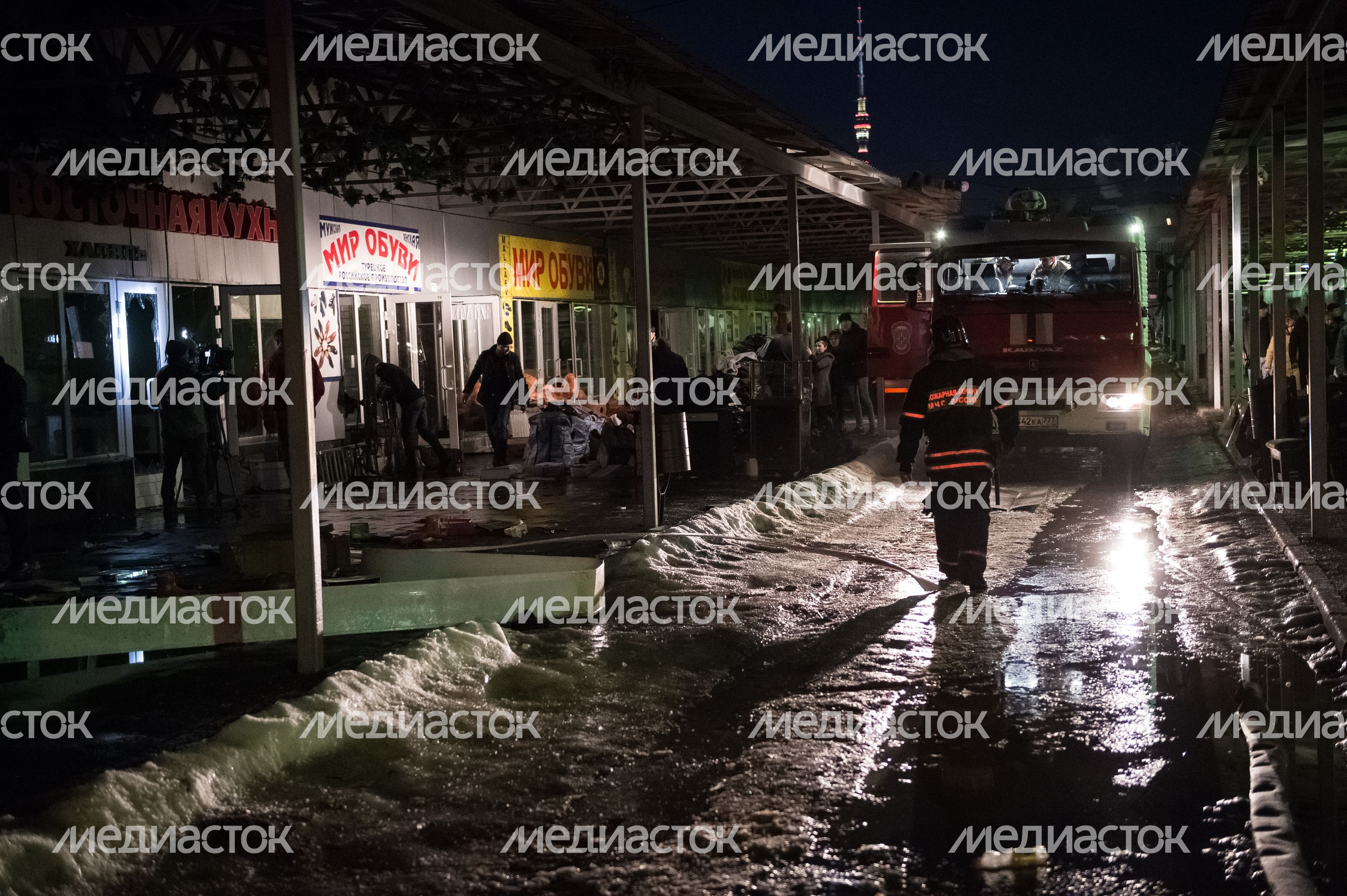 Пожар в торговых павильонах в Москве