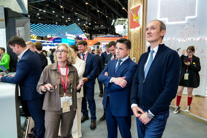 Дмитрий Григоренко осмотрел подмосковный стенд на ПМЭФ-2025