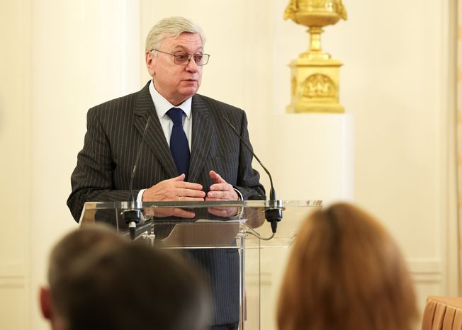 Анатолий Торкунов на церемонии вручения дипломов ветеранам СВО