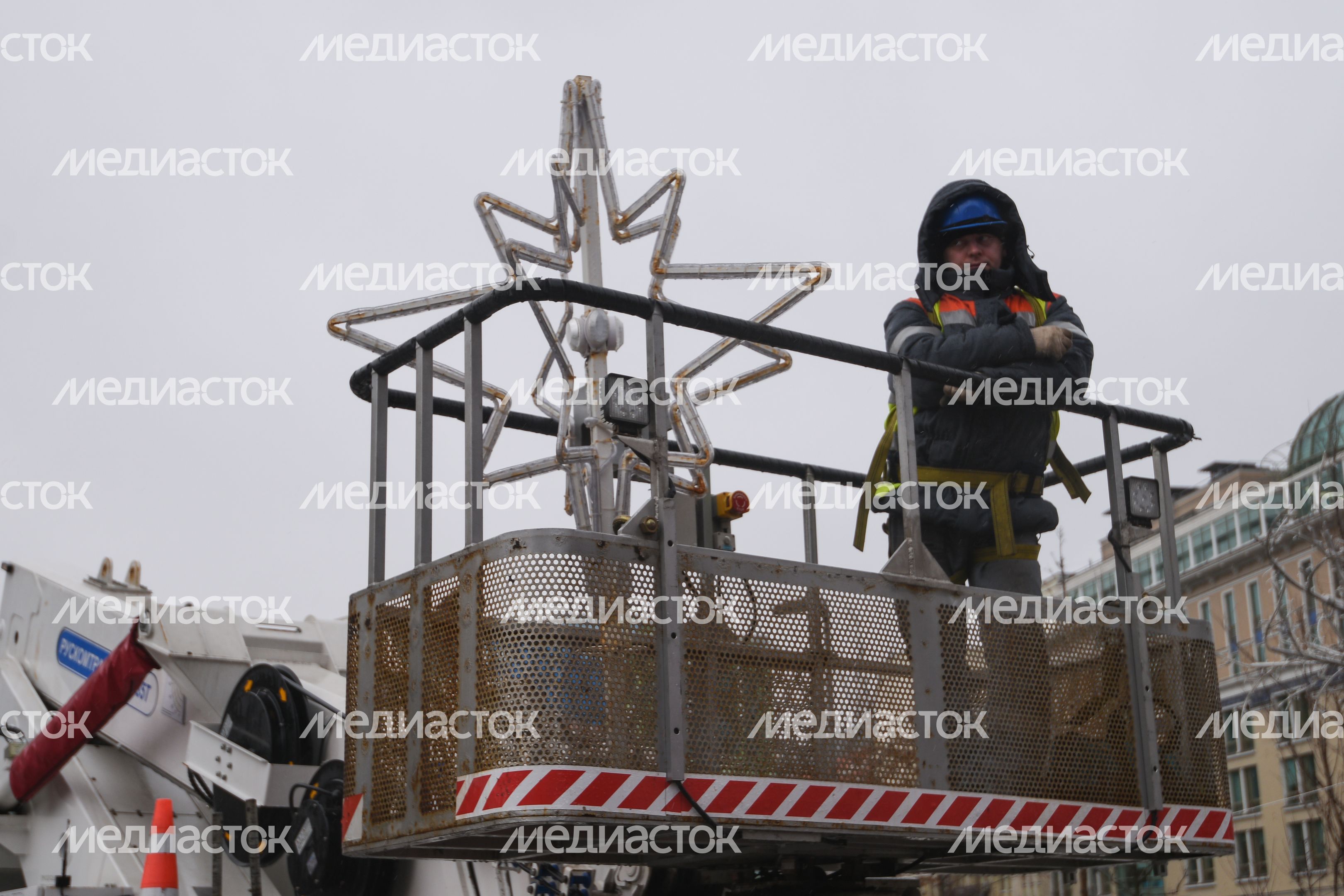 Демонтаж и складирование новогодних елок в Москве