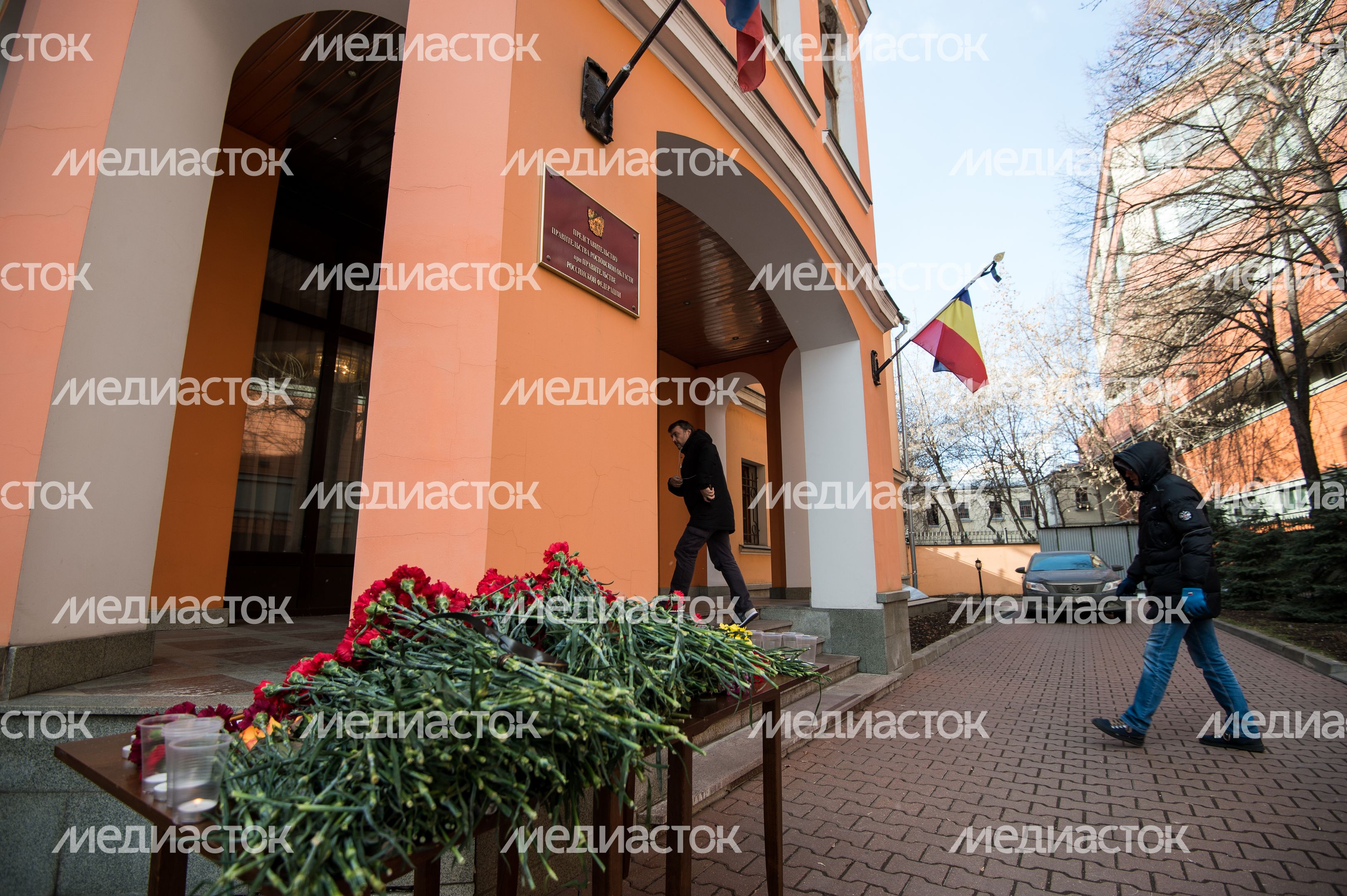 Москвичи несут цветы в знак скорби по погибшим в авиакатастрофе в Ростове-на-Дону
