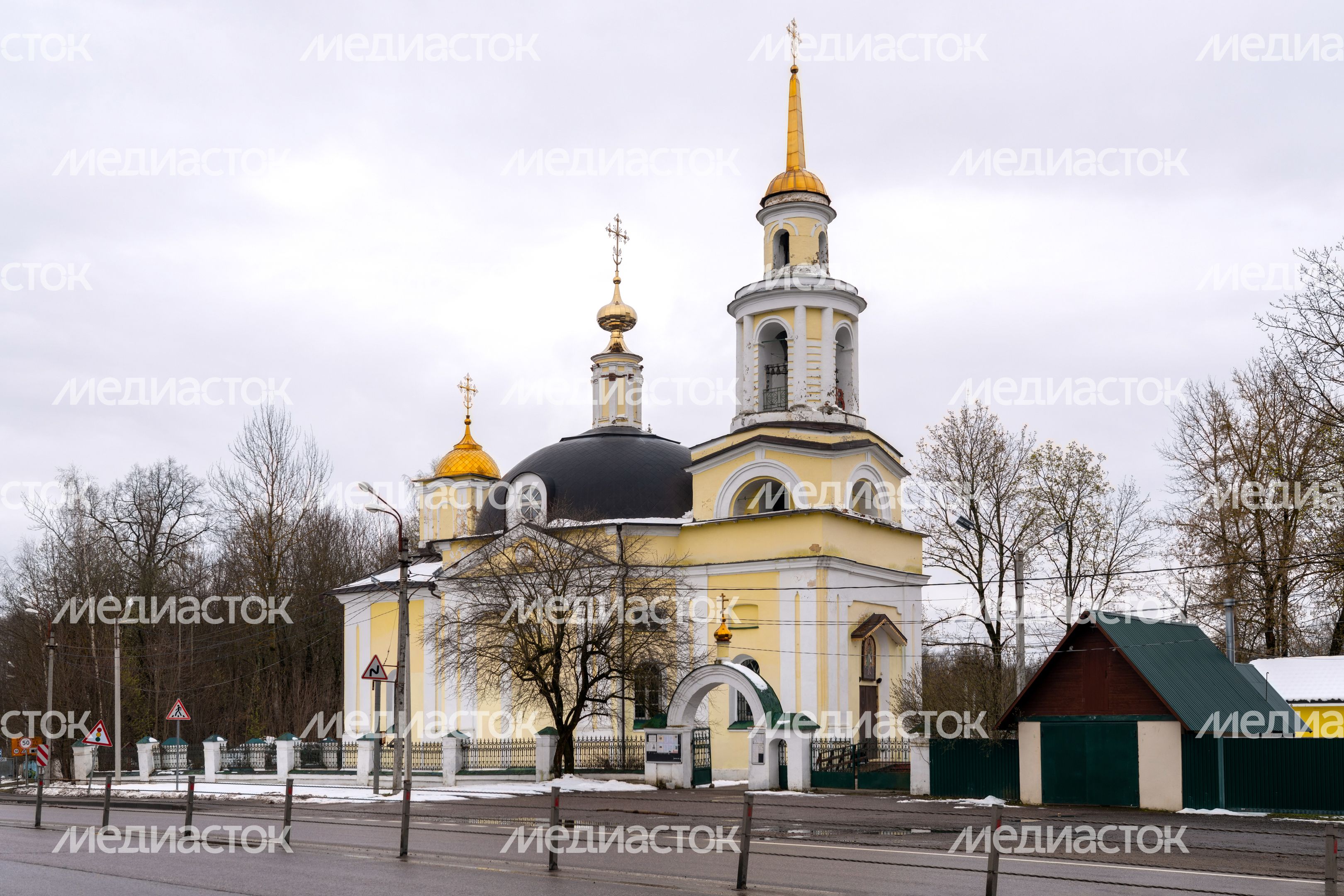 Иоанно-Предтеченский храм в селе Садки округа Истра Иоанно-Предтеченский храм в селе Садки округа Истра