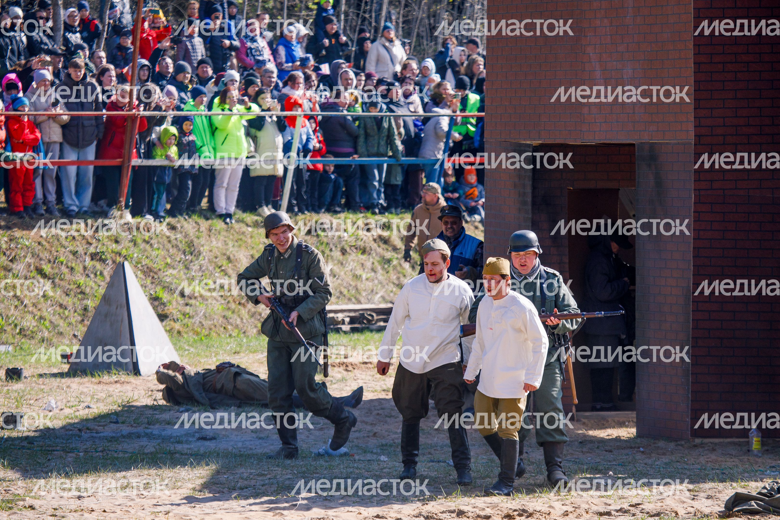 Военно-историческая реконструкция "Успех в единстве поколений" в Химках Военно-историческая реконструкция "Успех в единстве поколений" в Химках