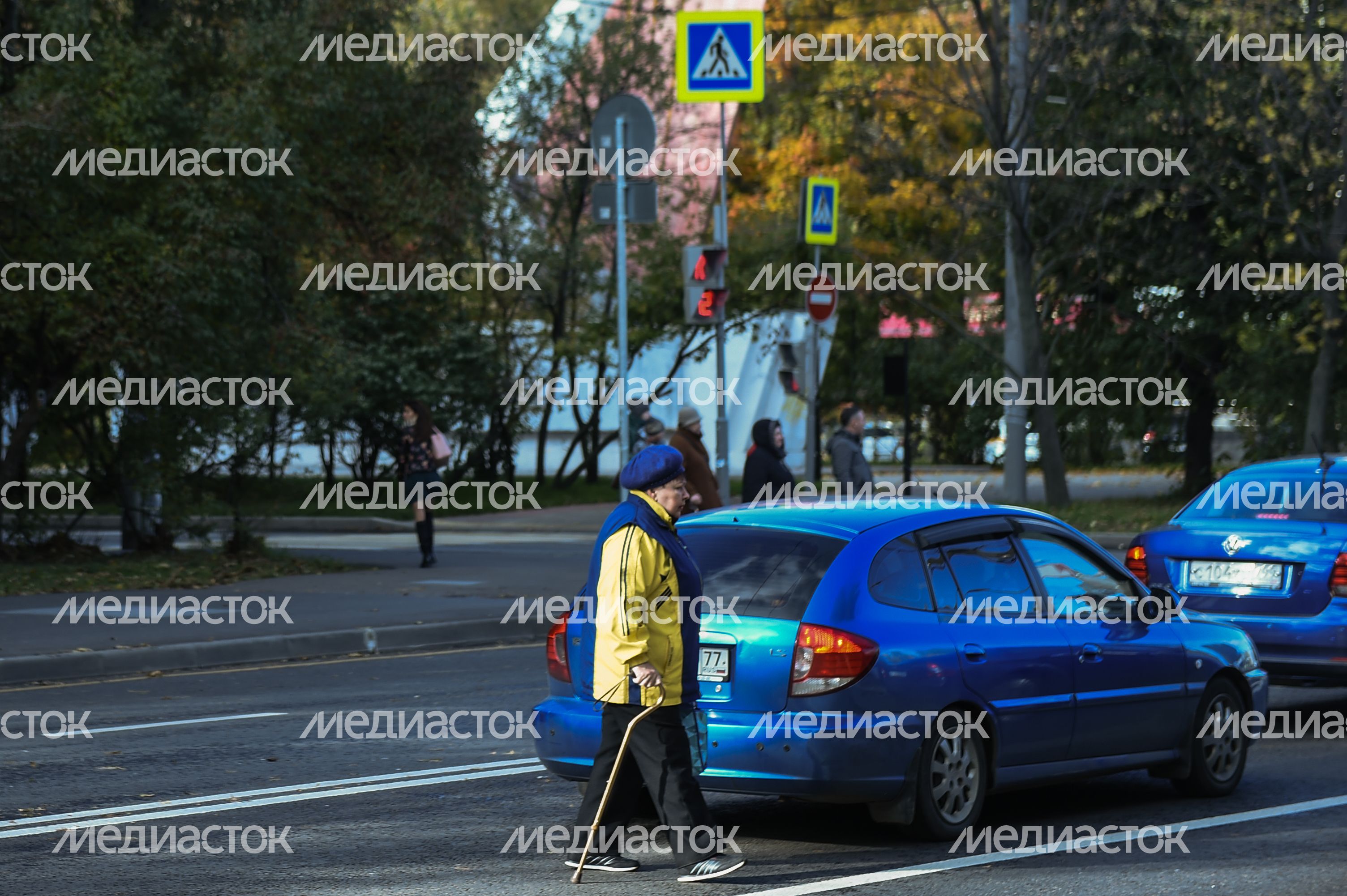 Пенсионеры на улицах Москвы