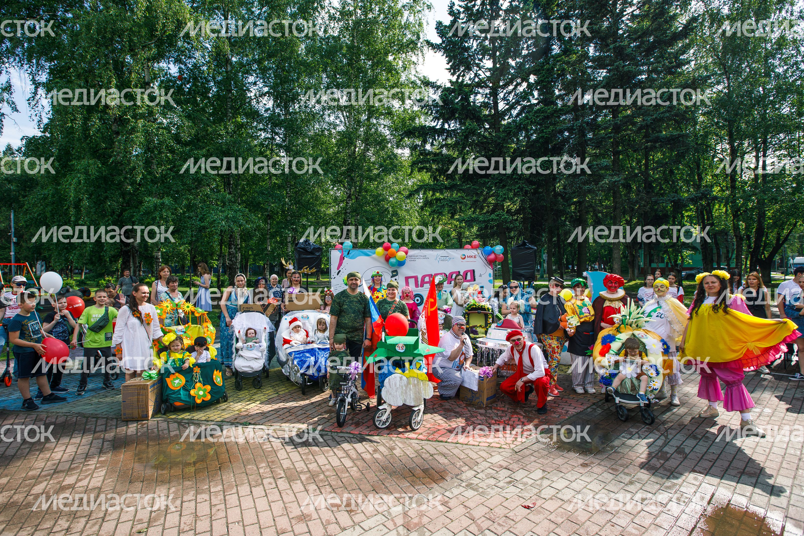 Парад колясок в сквере "Юбилейный" в Химках Парад колясок в сквере "Юбилейный" в Химках