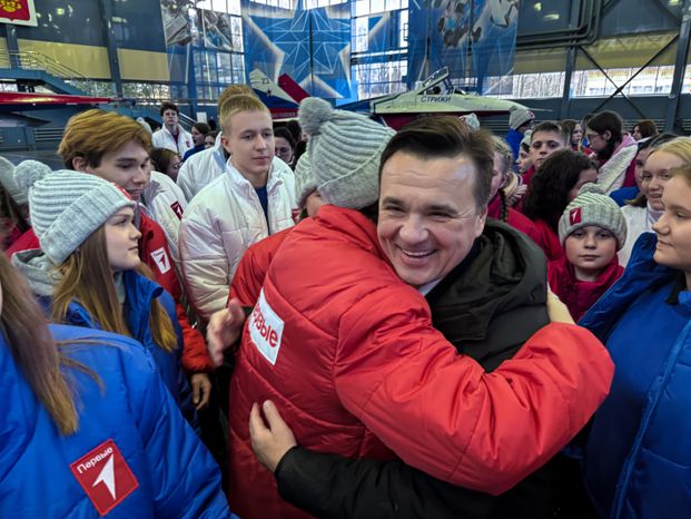 Андрей Воробьев навестил пилотажные группы на авиабазе в Кубинке