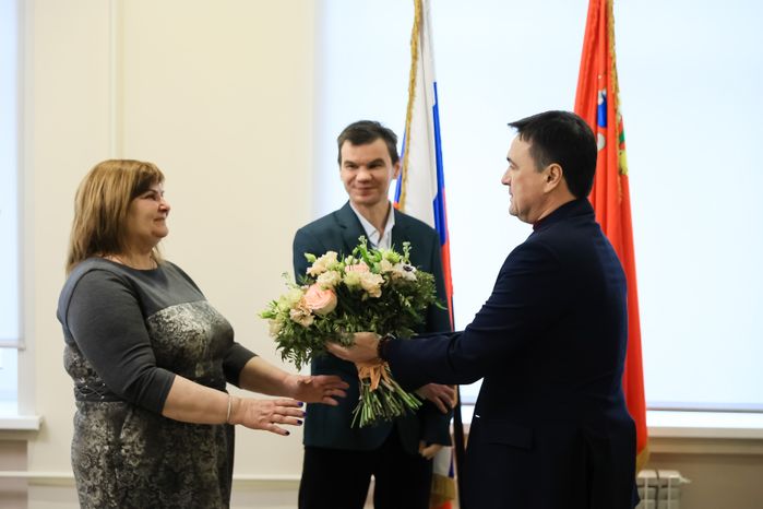 Вручение Губернатором Ордена Мужества добровольцу из Подольска