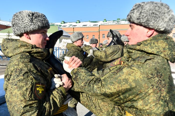 Подготовка военнослужащих отдельного комендантского Преображенского полка к военному параду на Красной площади