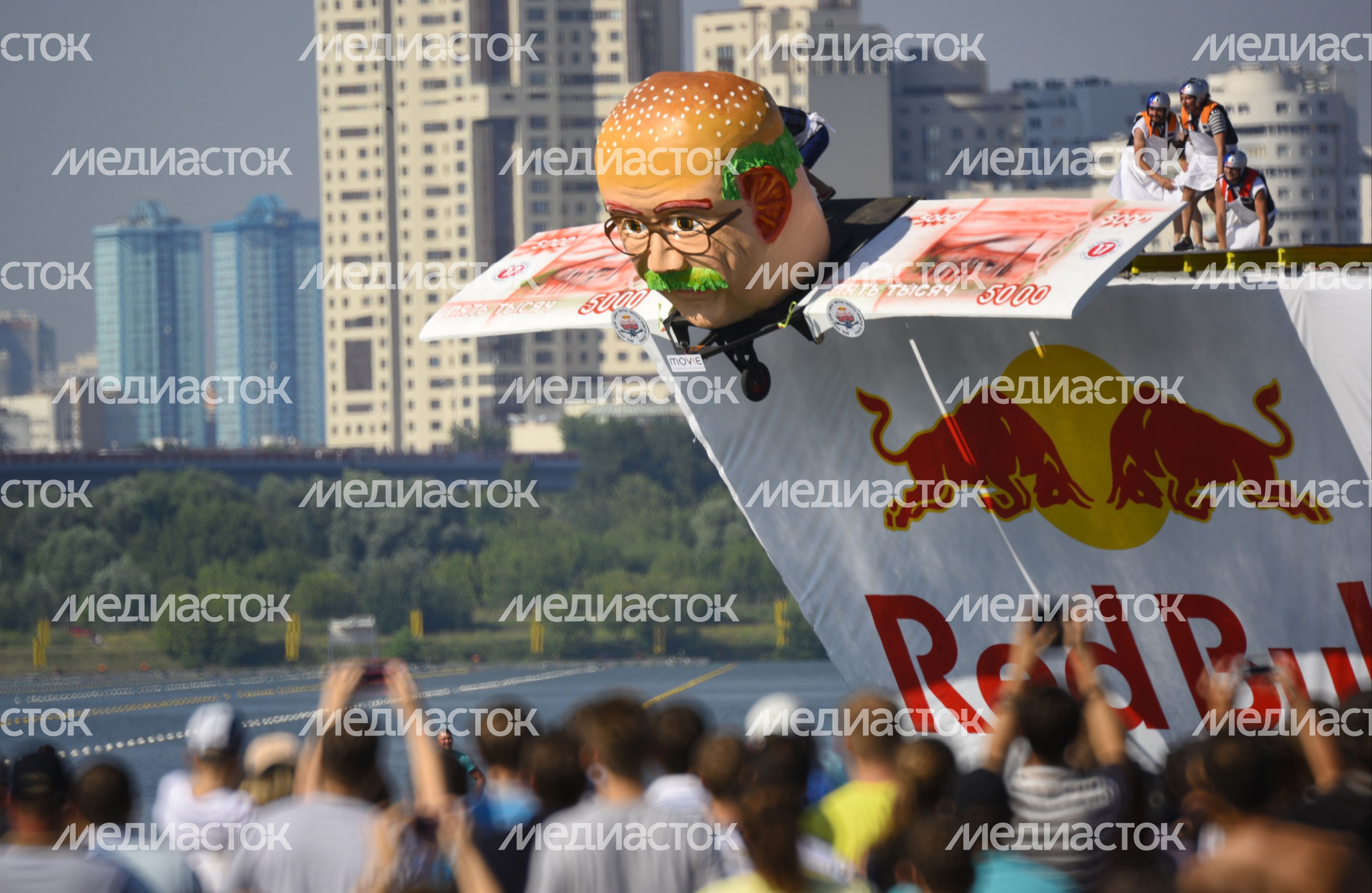 Фестиваль самодельных летательных аппаратов Red Bull Flugtag 2015