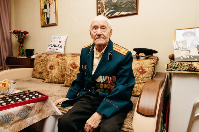Кирилл Григорьев традиционно навестил ветерана Алексея Галютина в канун Дня Победы