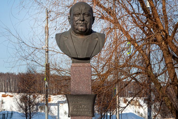 Бюст почетного гражданина города Дзержинский Н.Н. Лазурина на Лазуринском бульваре