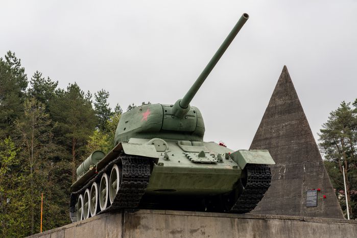 Памятник танку Т-34-85 у Ленино-Снегиревского военно-исторического музея в Ленино округа Истра