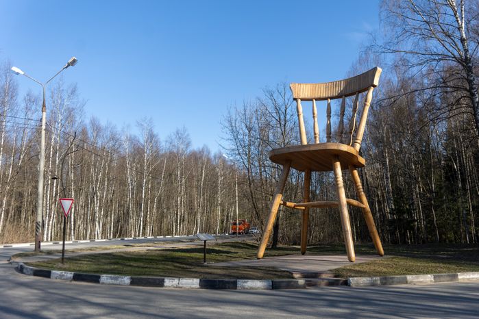 Дубна. Памятник стулу