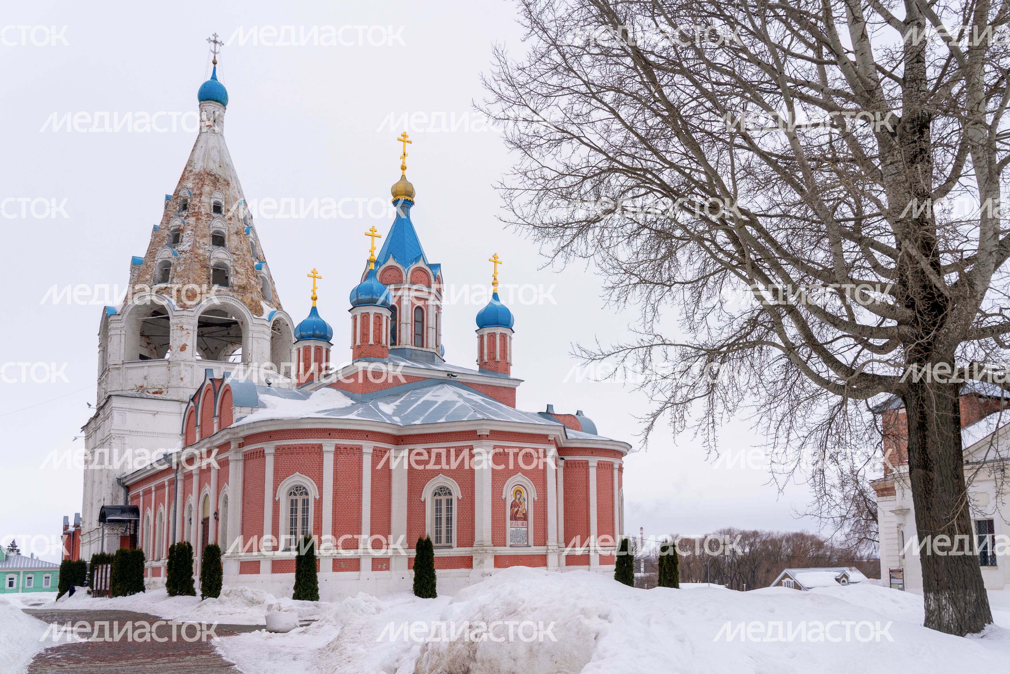 Церковь Тихвинской иконы Божией Матери и колокольня на Соборной площади Коломны Церковь Тихвинской иконы Божией Матери и колокольня на Соборной площади Коломны