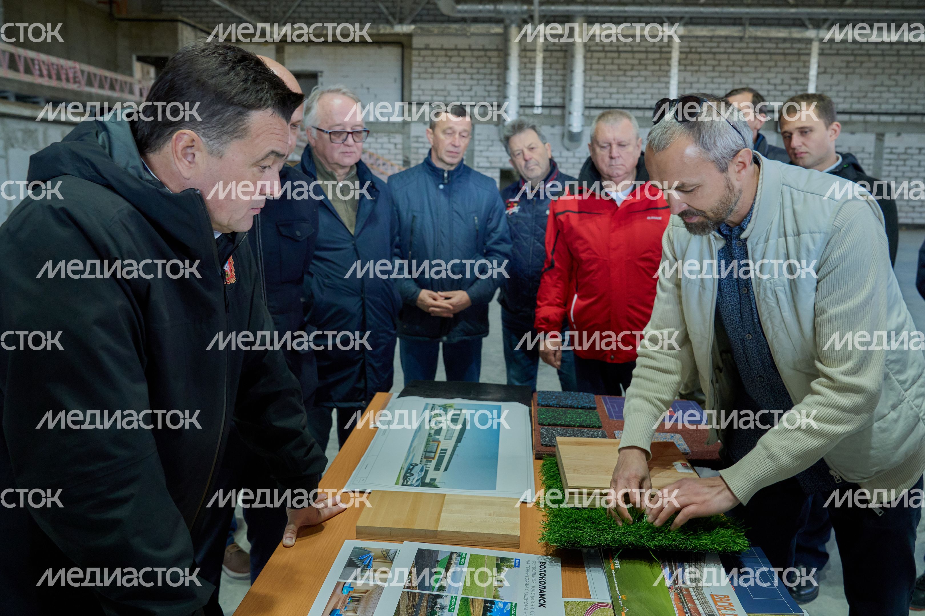 Проверка хода строительства ФОКа с крытым катком в Волоколамске Губернатором Подмосковья