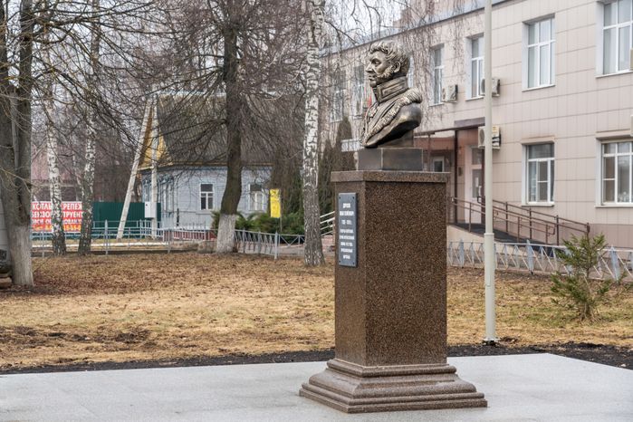 Памятник герою Отечественной войны 1812 года Ивану Дорохову в поселке Дорохово Рузского округа