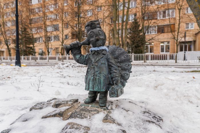 Павлин-доктор у детской поликлиники в Серпухове