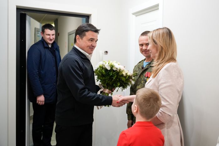 Андрей Воробьев накануне Пасхи навестил  в Электрогорске героя СВО и его семью