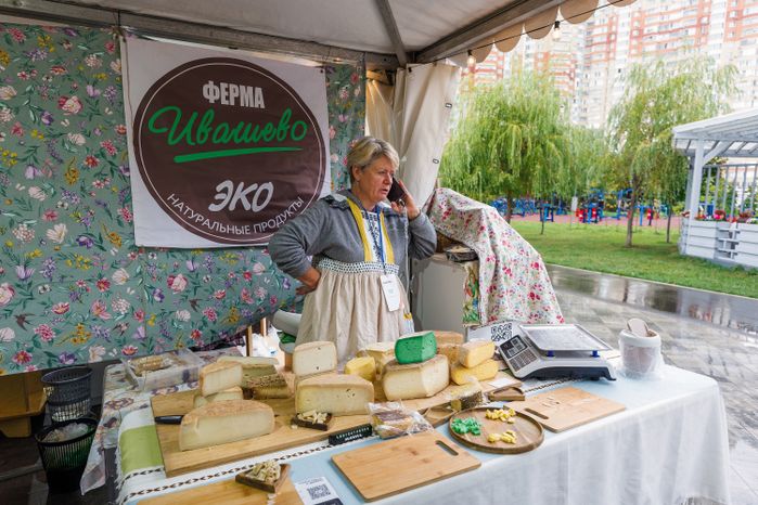 Продукция местных фермеров на ярмарке подмосковных брендов «100% Подмосковье. Встречаем осень» в Красногорске