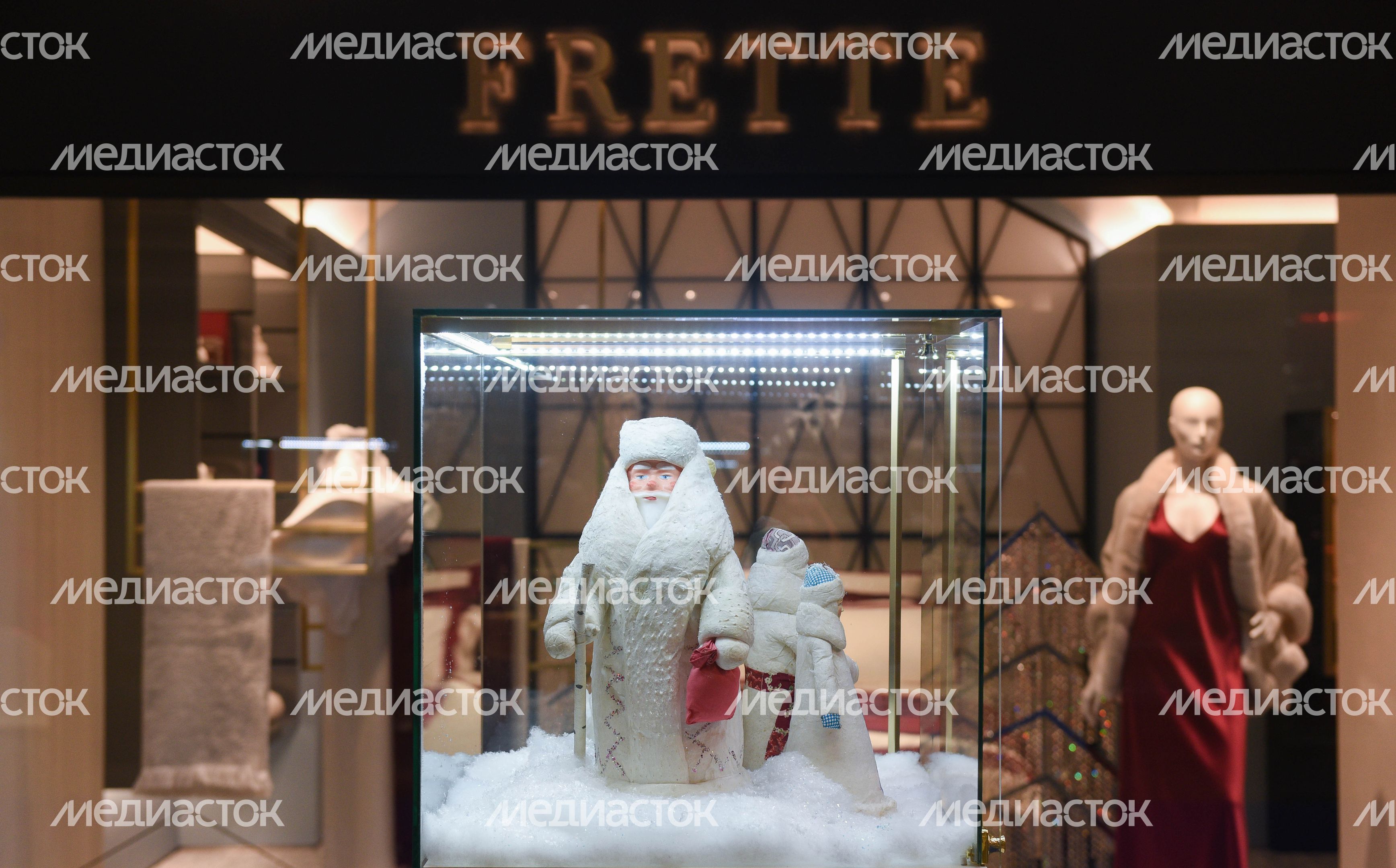 Выставка новогодних игрушек в ГУМе из личной коллекции Александра Олешко