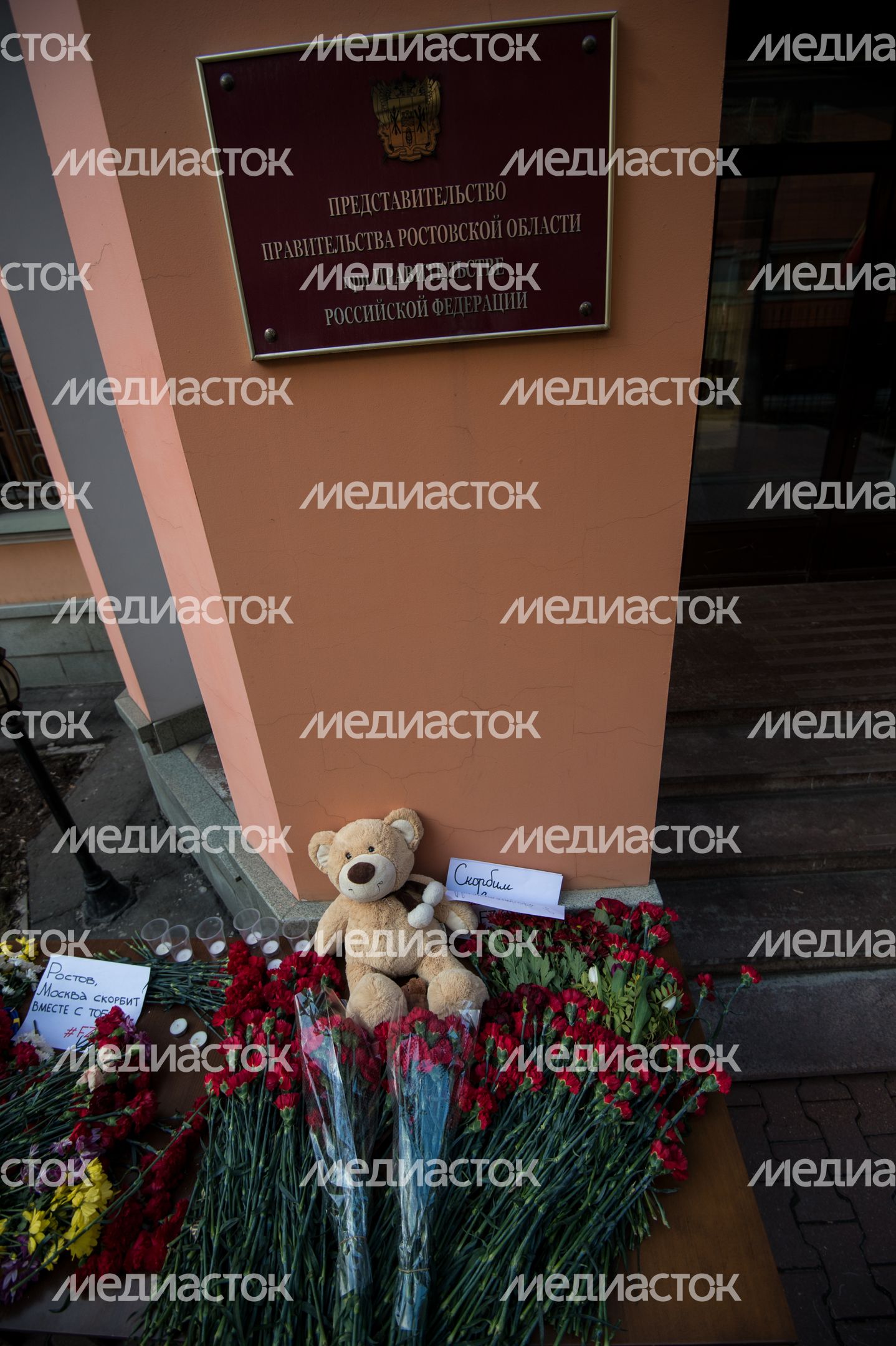 Москвичи несут цветы в знак скорби по погибшим в авиакатастрофе в Ростове-на-Дону