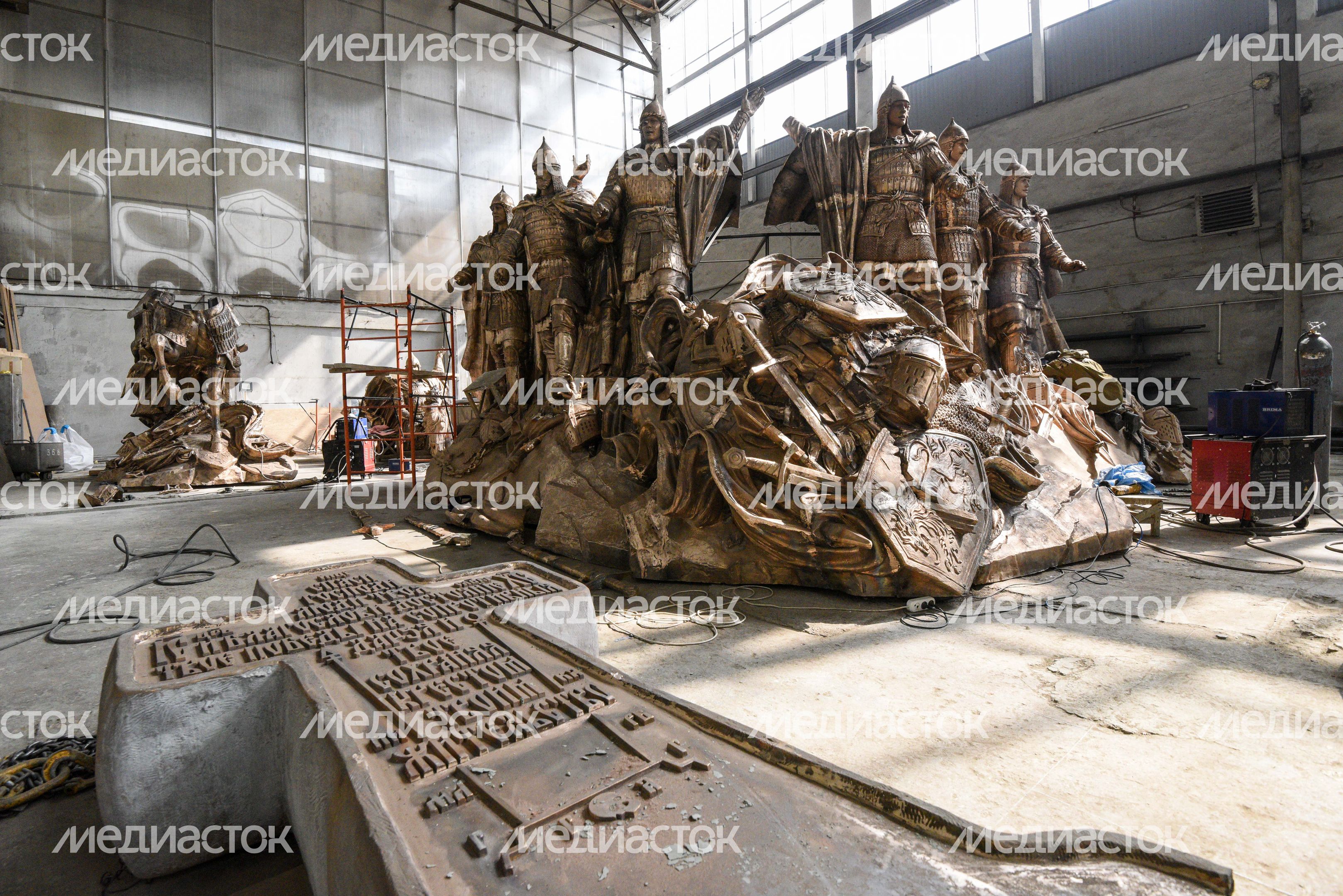 Сборка мемориала «Князь Александр Невский с дружиной» в Химках