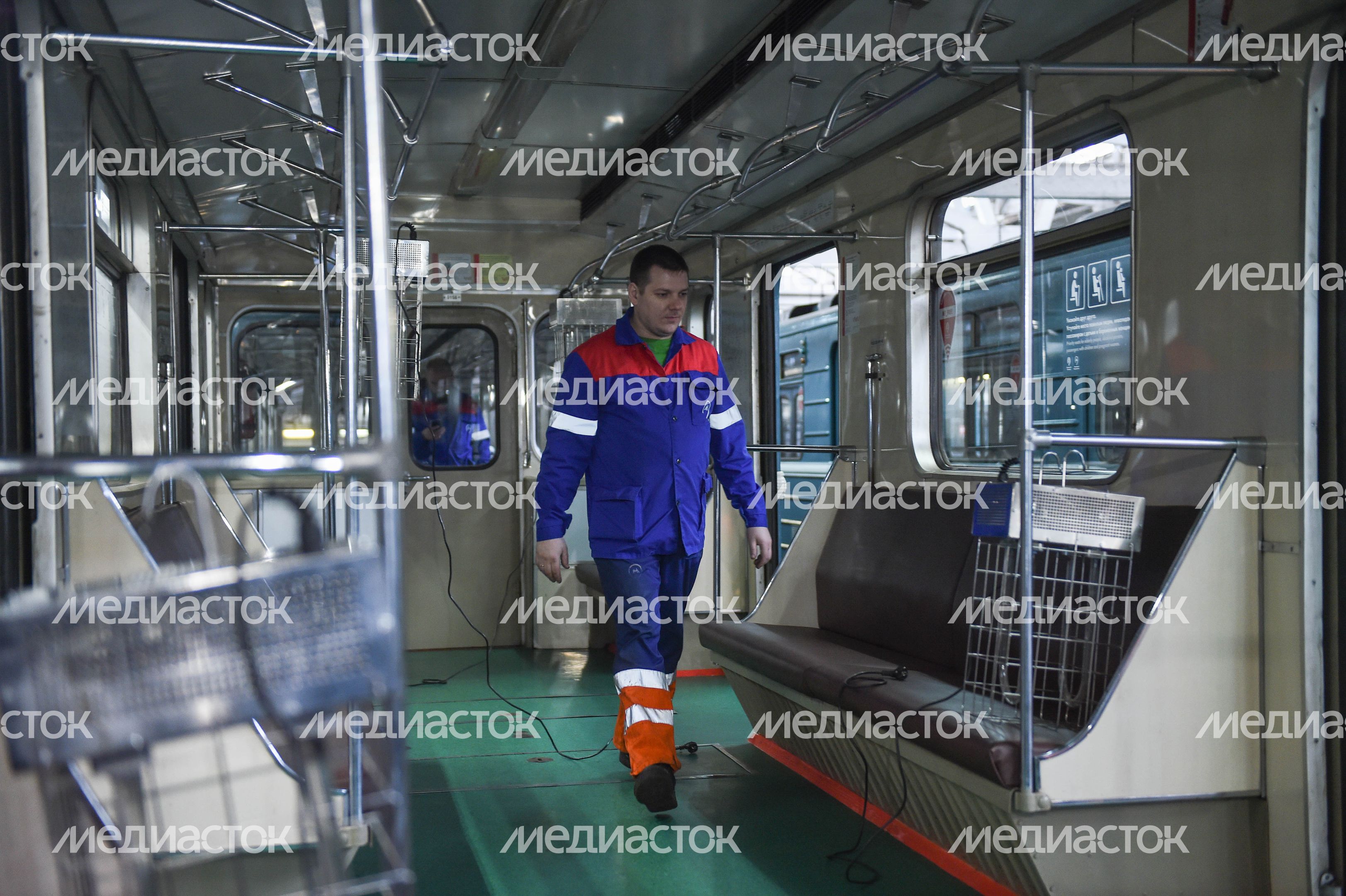 Кварцевание и мытье вагонов метро