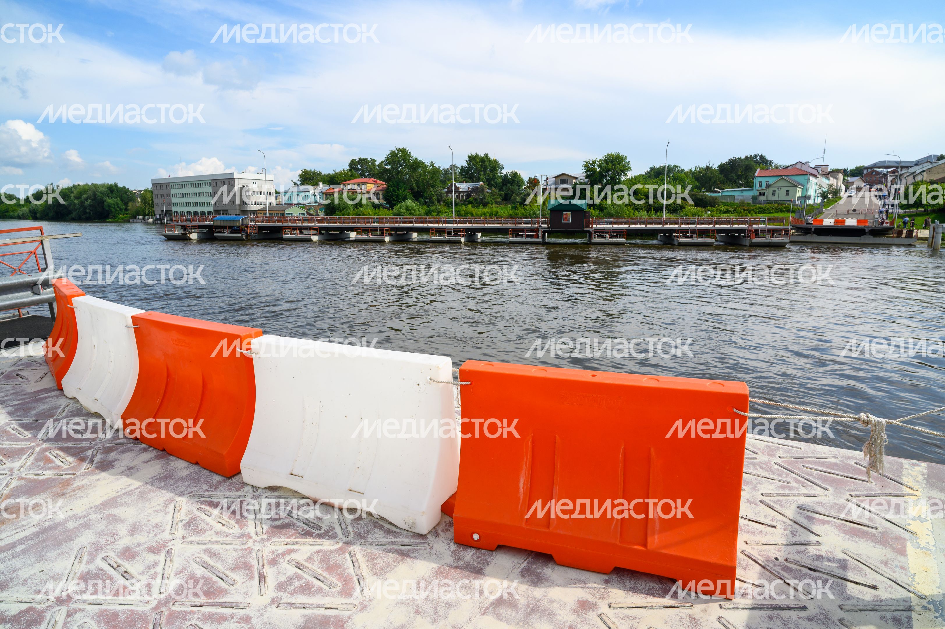Наплавной разводной Бобреневский мост в Коломне через Москву-реку Наплавной разводной Бобреневский мост в Коломне через Москву-реку