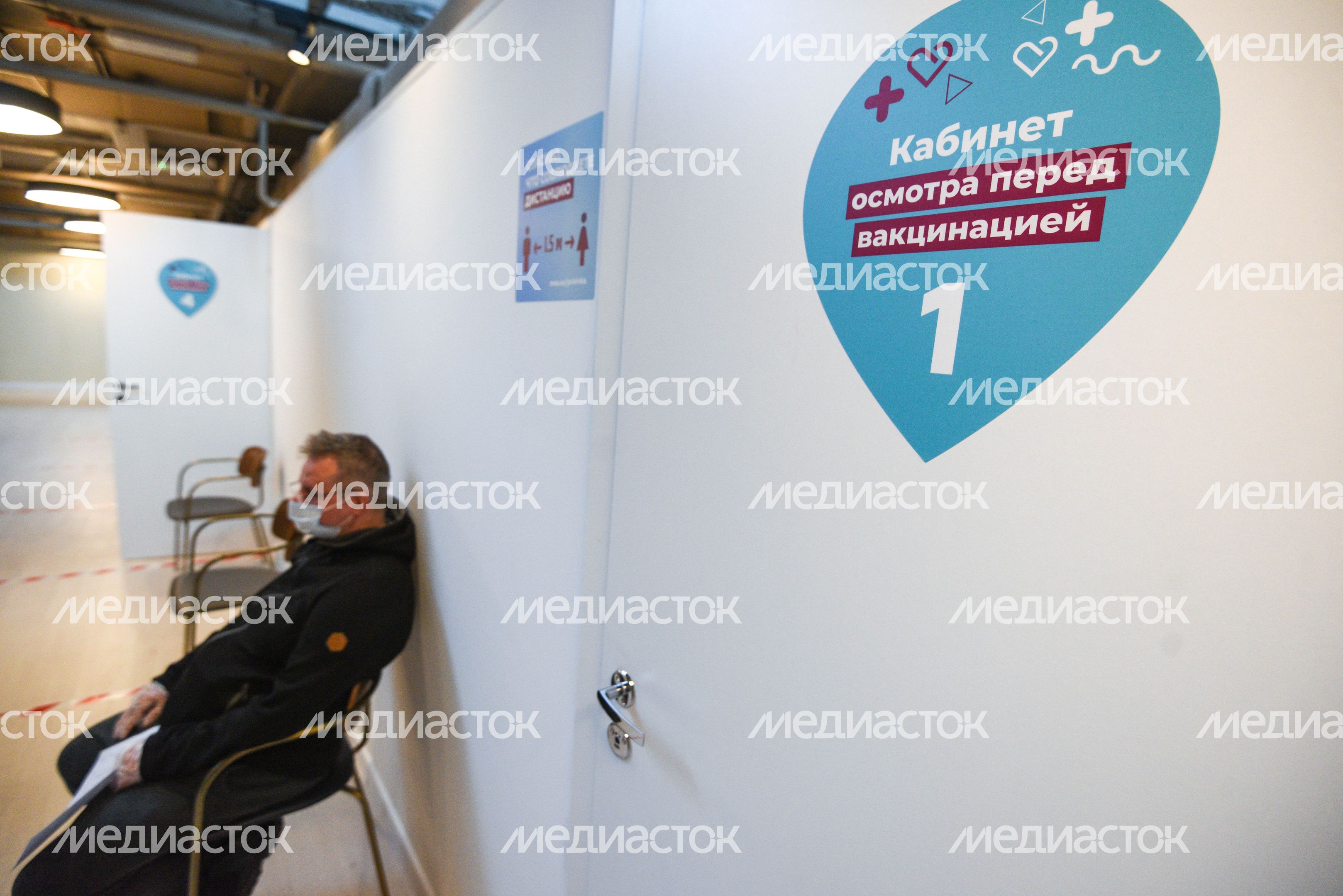 Выездной пункт вакцинации от коронавируса в фудмолле «Депо» в Москве