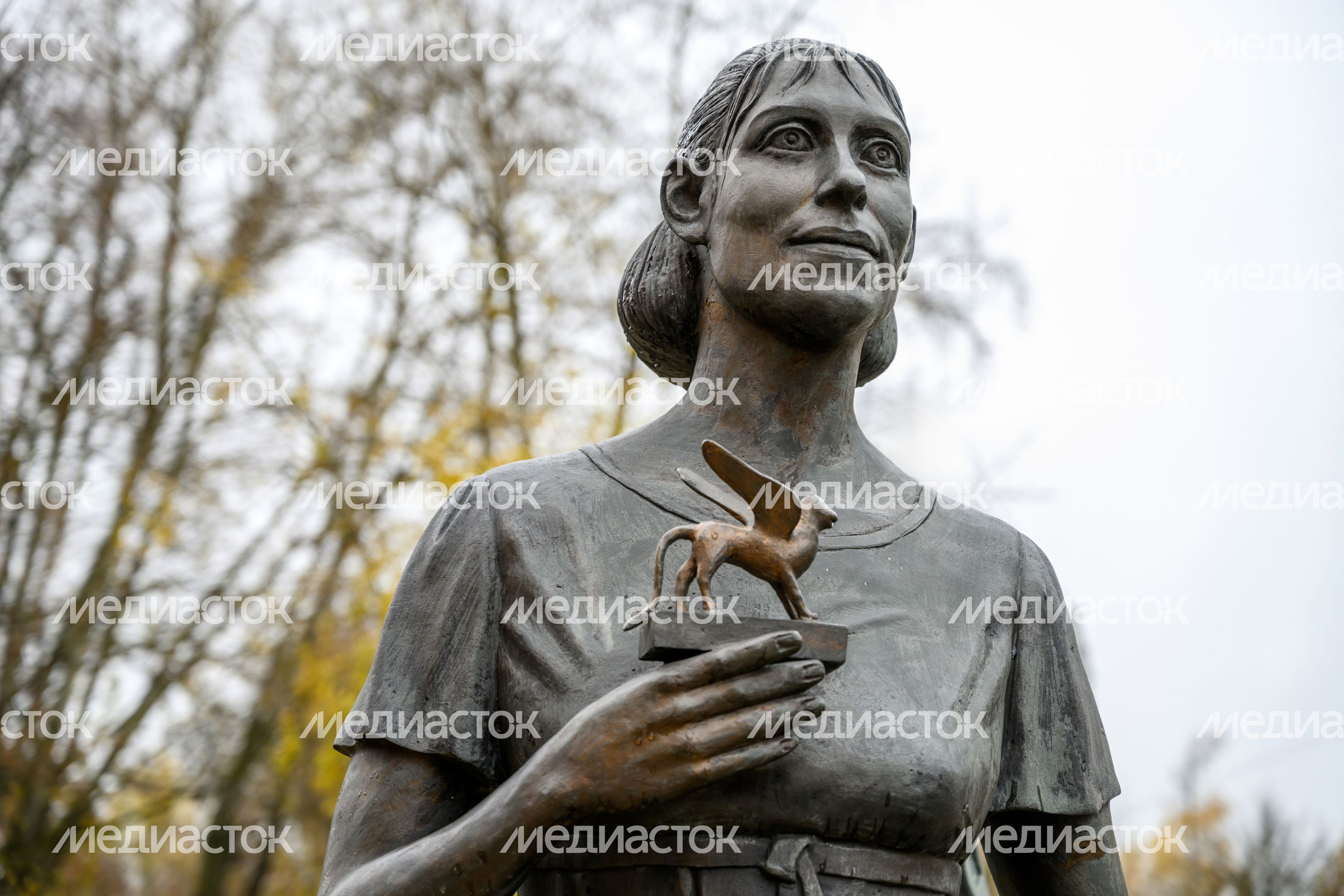 Памятник Паше Строгановой на территории дачного поселка Красково округа Люберцы Памятник Паше Строгановой на территории дачного поселка Красково округа Люберцы