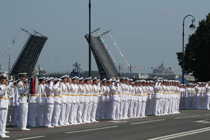 Губернатор Подмосковья присутствовал на главном военно-морском параде в честь Дня ВМФ