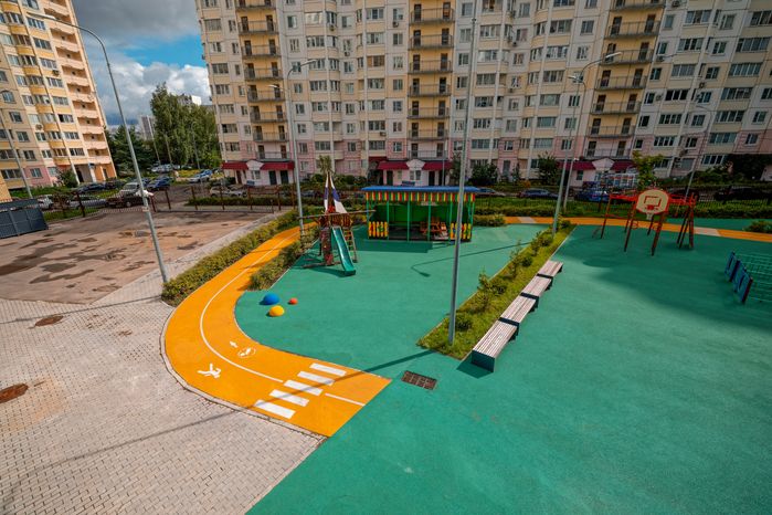 Игровая площадка в новом детском саду «Серебряные росы» в поселке Андреевка