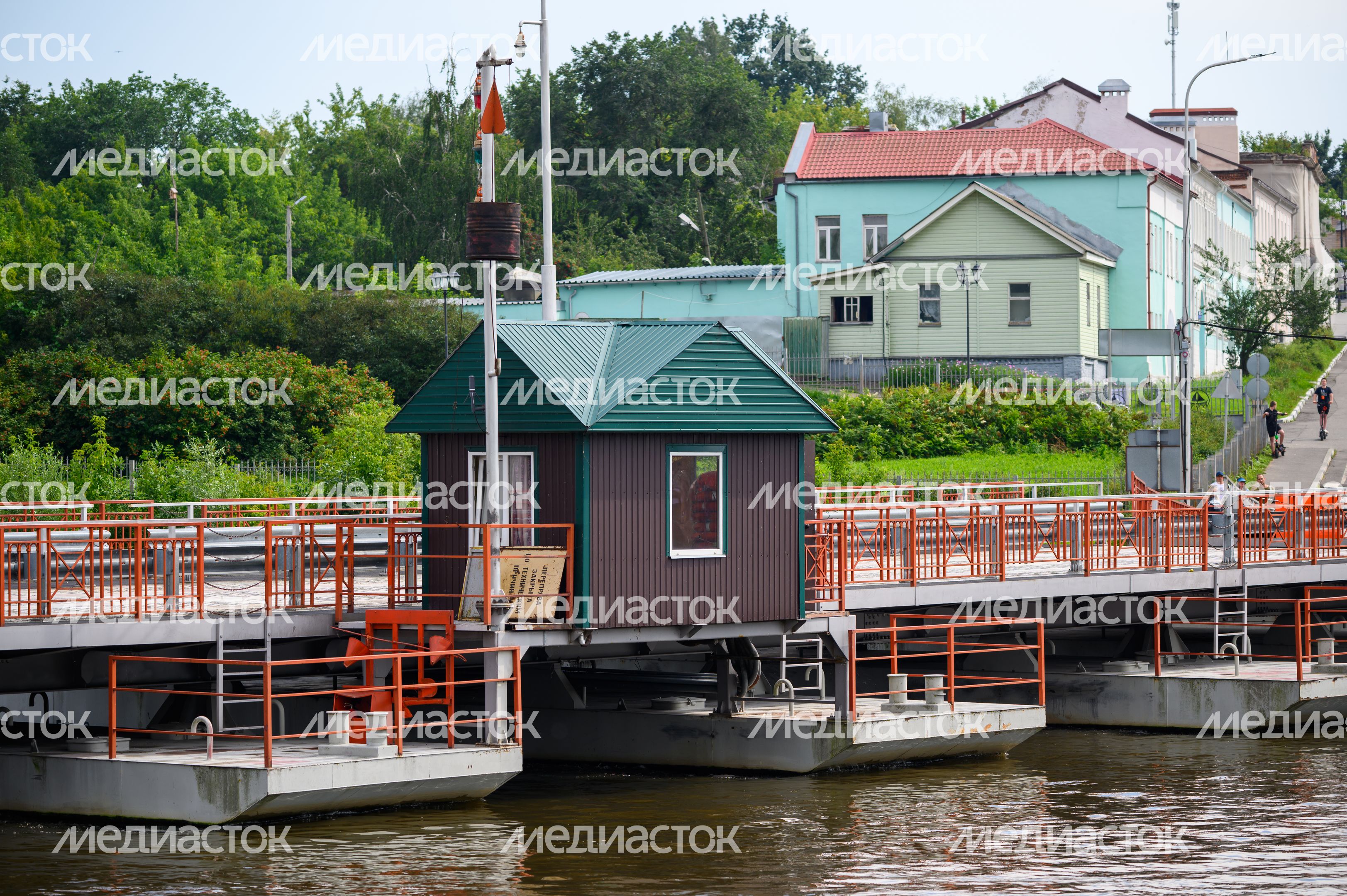 Наплавной разводной Бобреневский мост в Коломне через Москву-реку Наплавной разводной Бобреневский мост в Коломне через Москву-реку