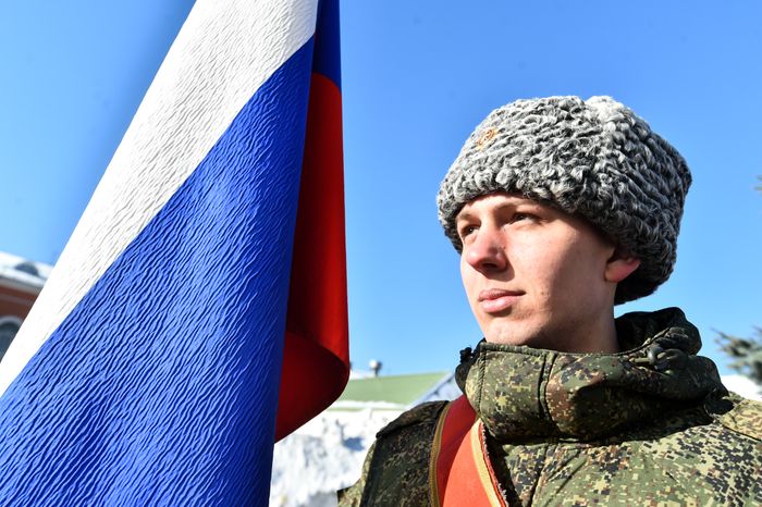 Подготовка военнослужащих отдельного комендантского Преображенского полка к военному параду на Красной площади
