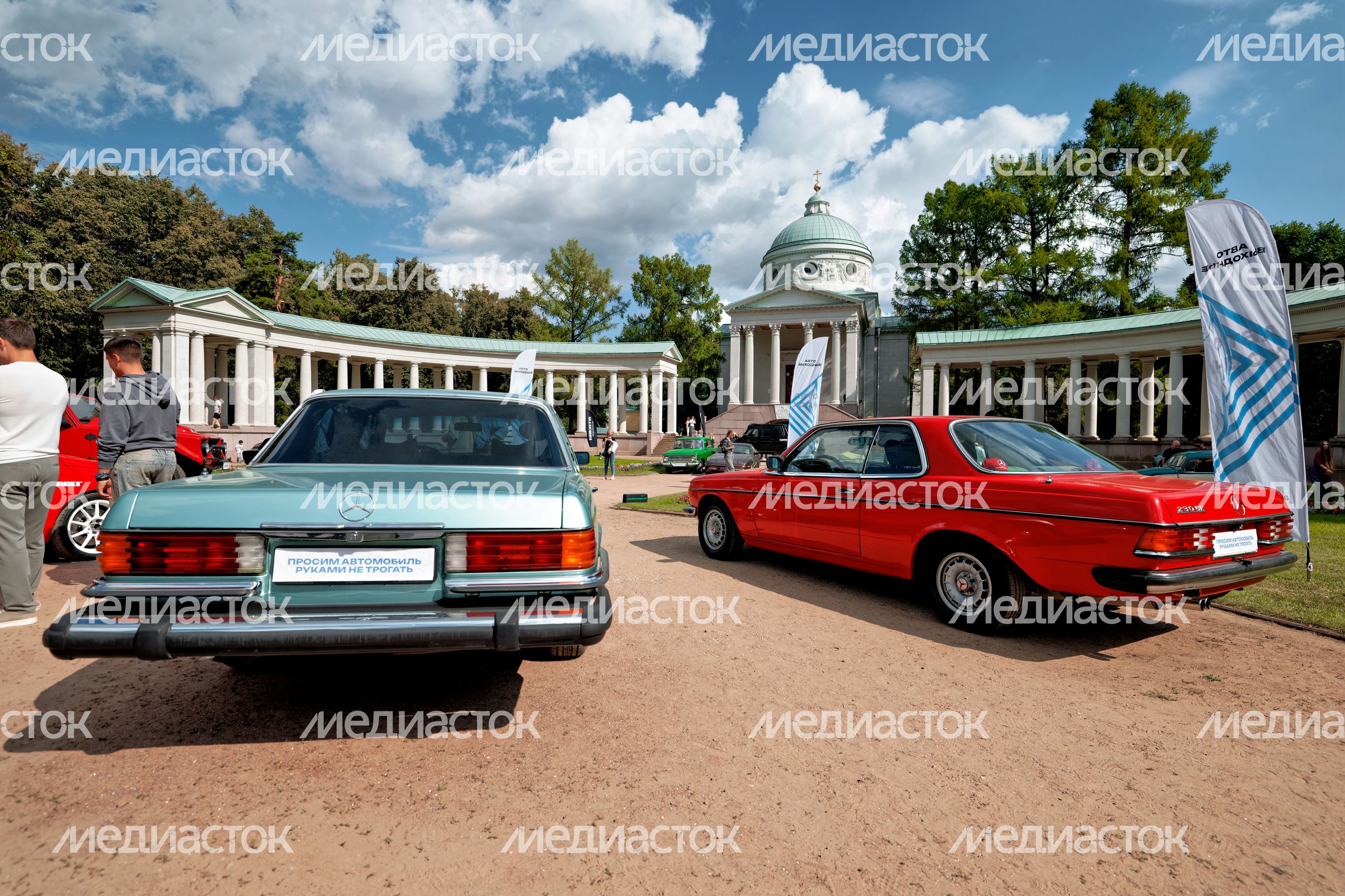 Ретроавтомобили и суперкары на автофестивале «Автовыходные в Архангельском» в округе Красногорск