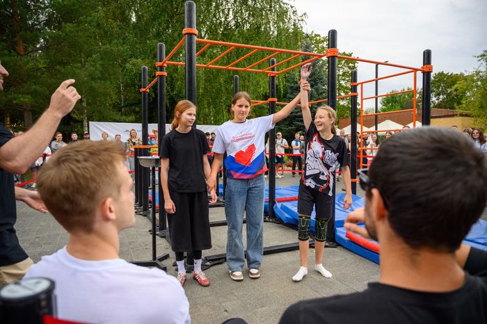 Соревнования по воркауту среди молодежи на фестивале уличной культуры в парке Мира города Мытищи