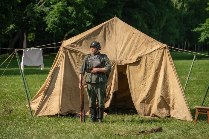 Реконструкция боя на военно-историческом фестивале «Ополчение. По зову сердца» в музее-заповеднике «Горки Ленинские»