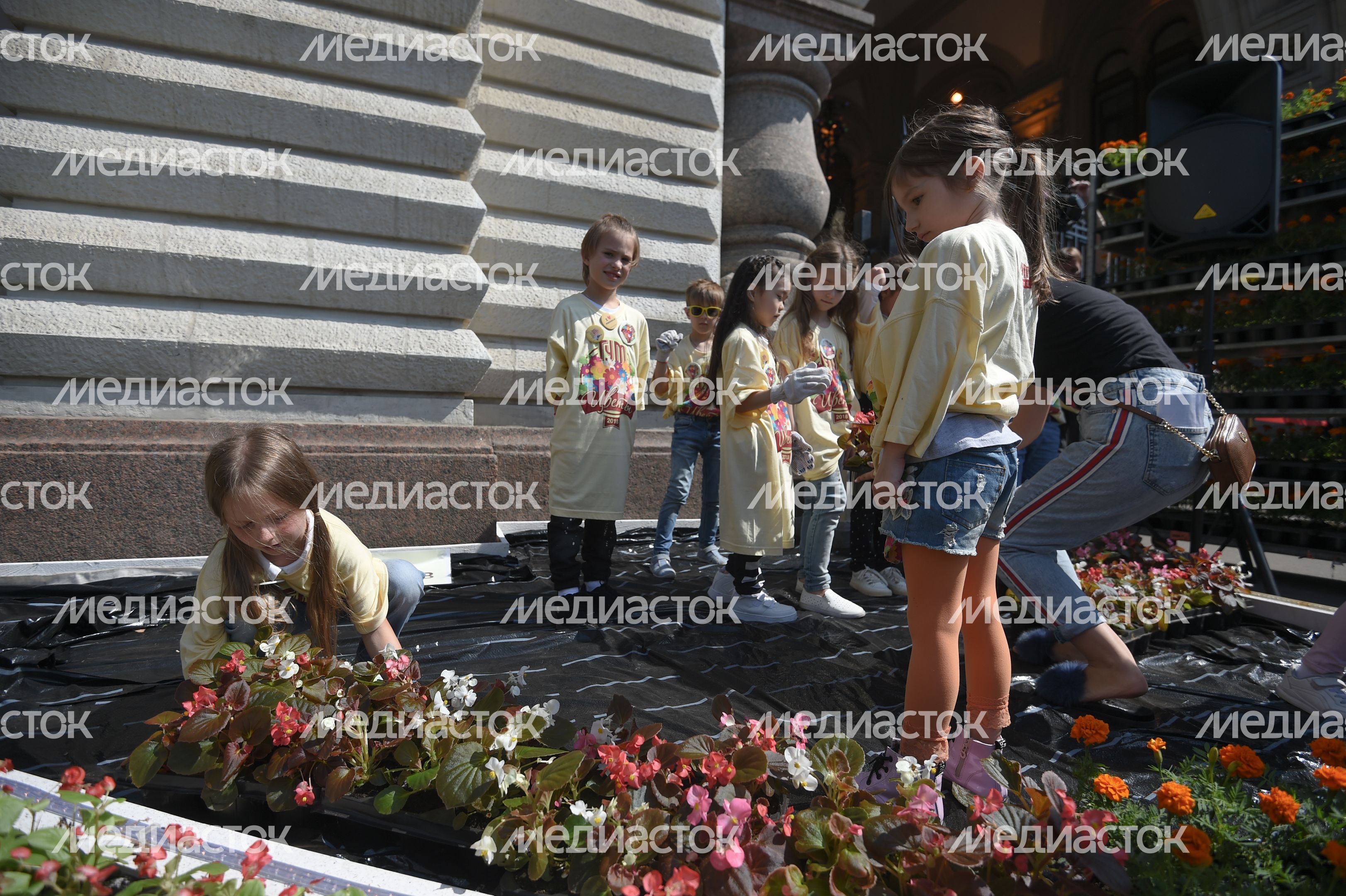 Юбилейный фестиваль цветов в ГУМе в Москве