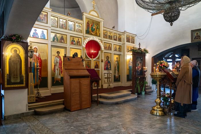 Прихожане в Елисаветинском храме поселка Опалиха Красногорска