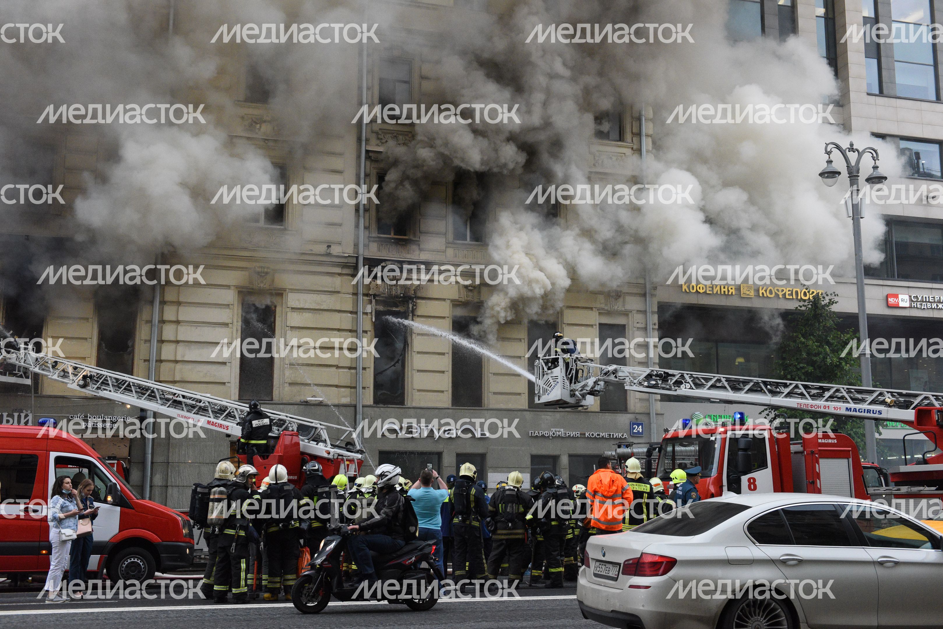 Пожар в реставрируемом здании на Тверской улице в Москве
