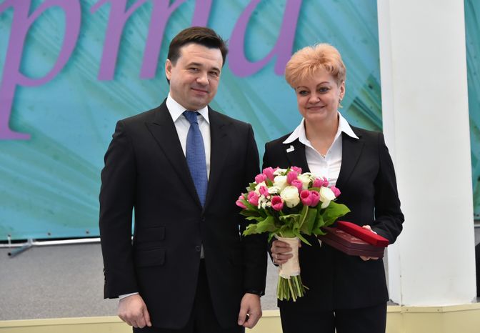 Вручение наград женщинам на торжестве в честь 8 Марта