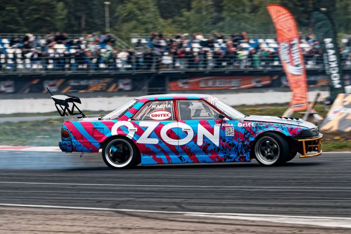Гонка автомобилей на дрифт-фестивале скорости и драйва Drift Expo Track Mode 2025