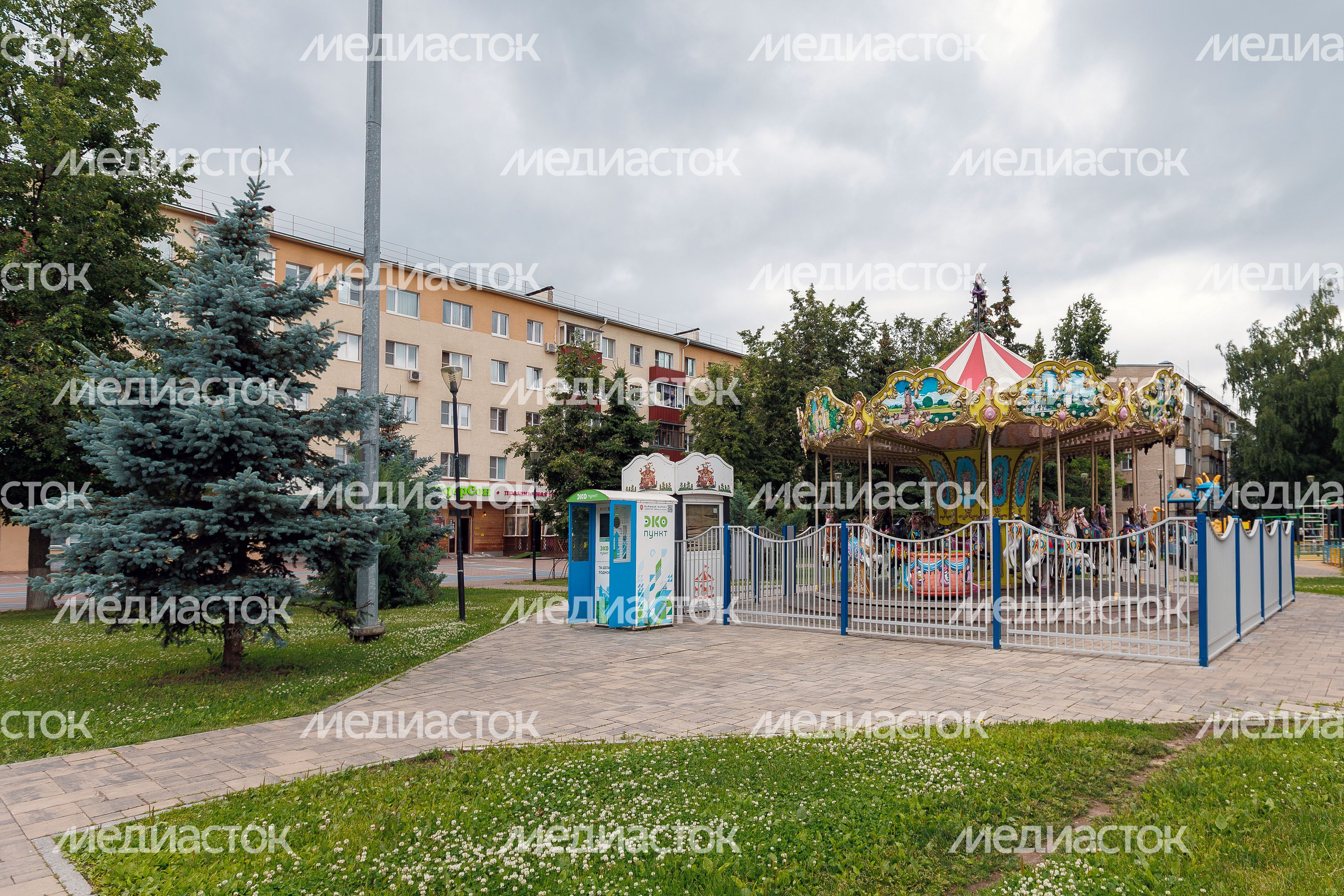 Карусель в Детском сквере в Домодедово летом