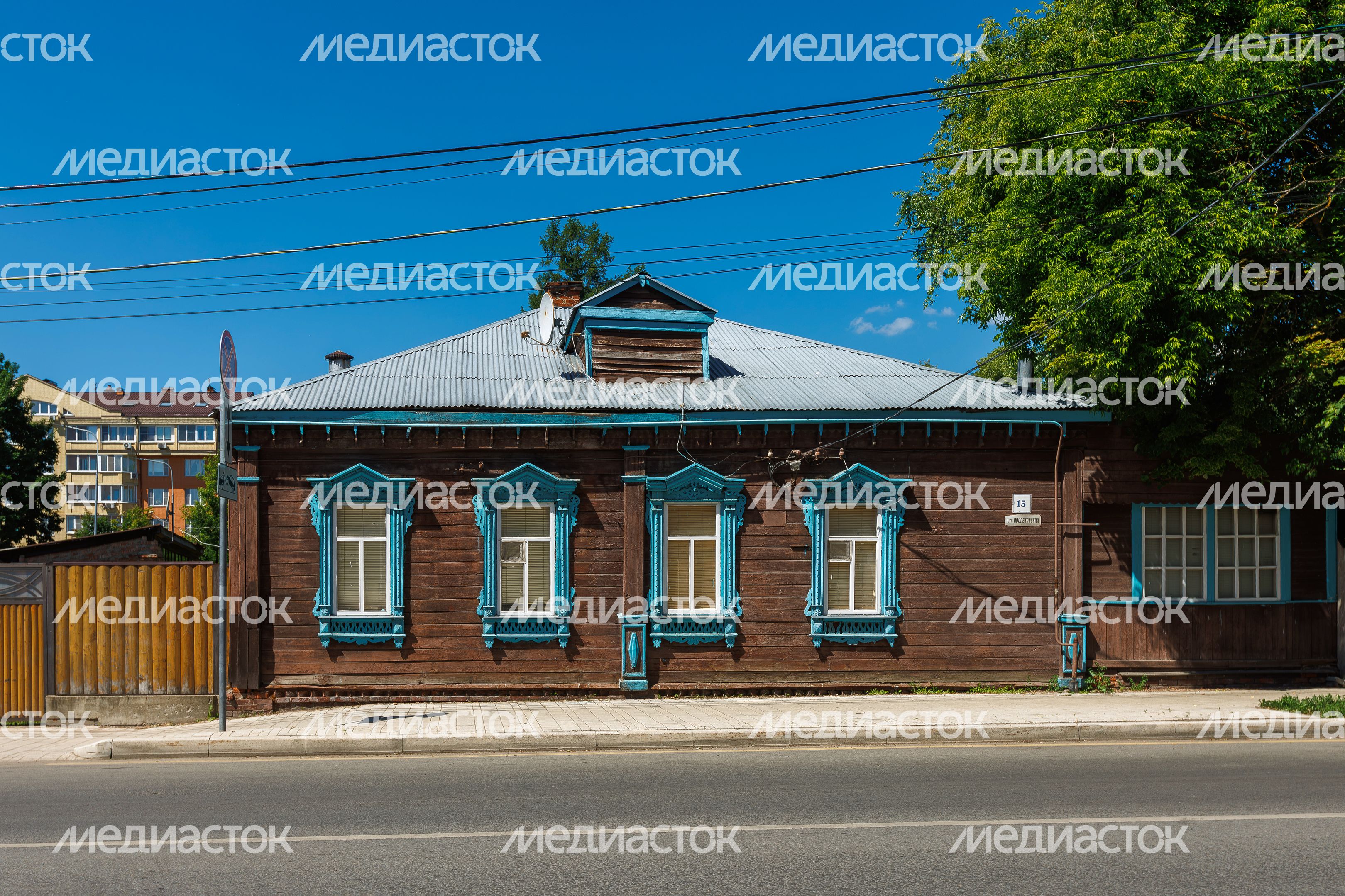 Летние виды улицы Московской со старинными домами в Звенигороде Летние виды улицы Московской со старинными домами в Звенигороде