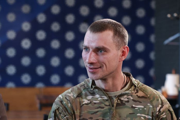 Андрей Воробьев пообщался с героями СВО и волонтерами за чашкой чая