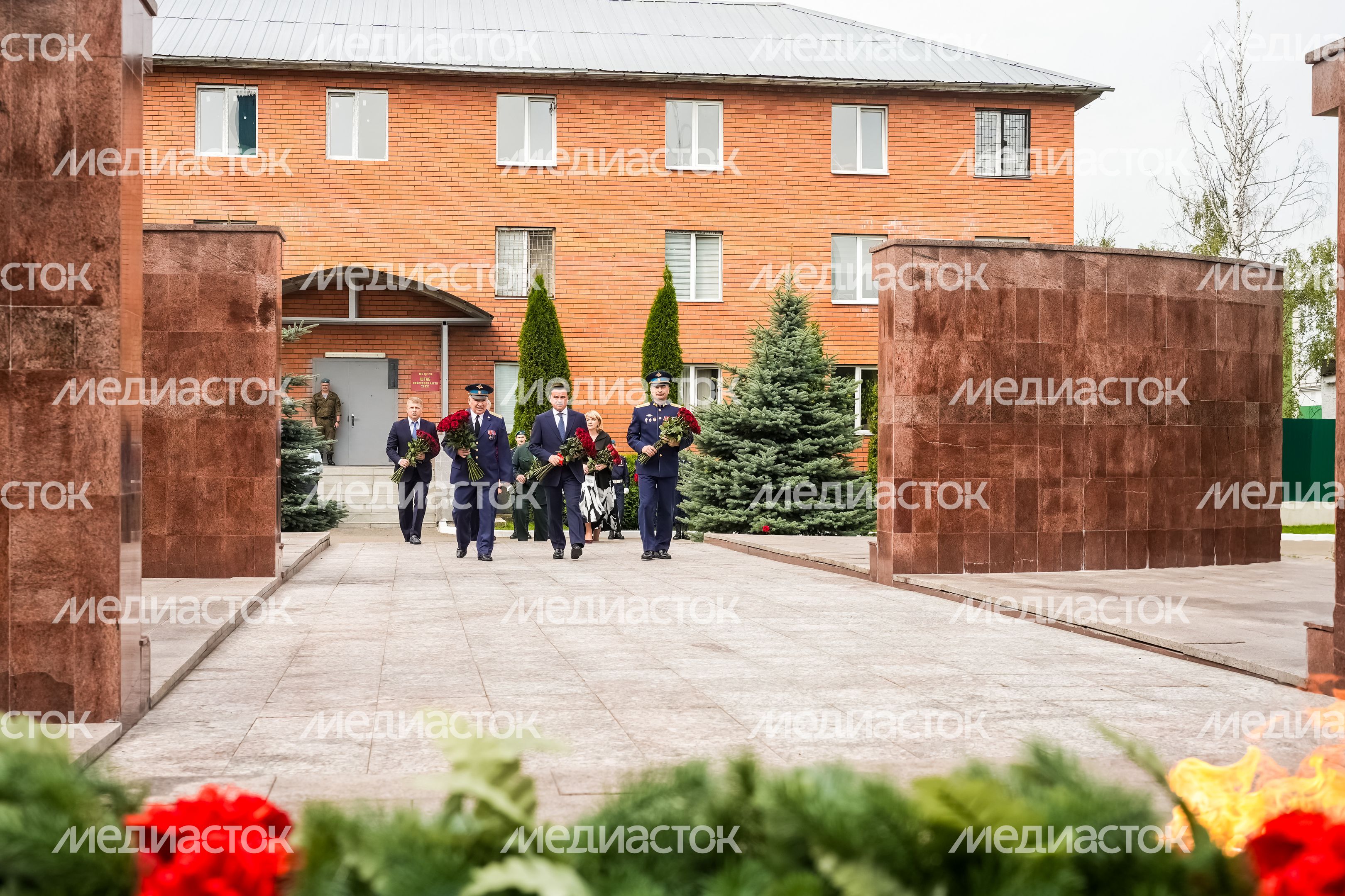 Губернатор возложил цветы к мемориалу погибших разведчиков 45-й отдельной бригады ВДВ Губернатор возложил цветы к мемориалу погибших разведчиков 45-й отдельной бригады ВДВ