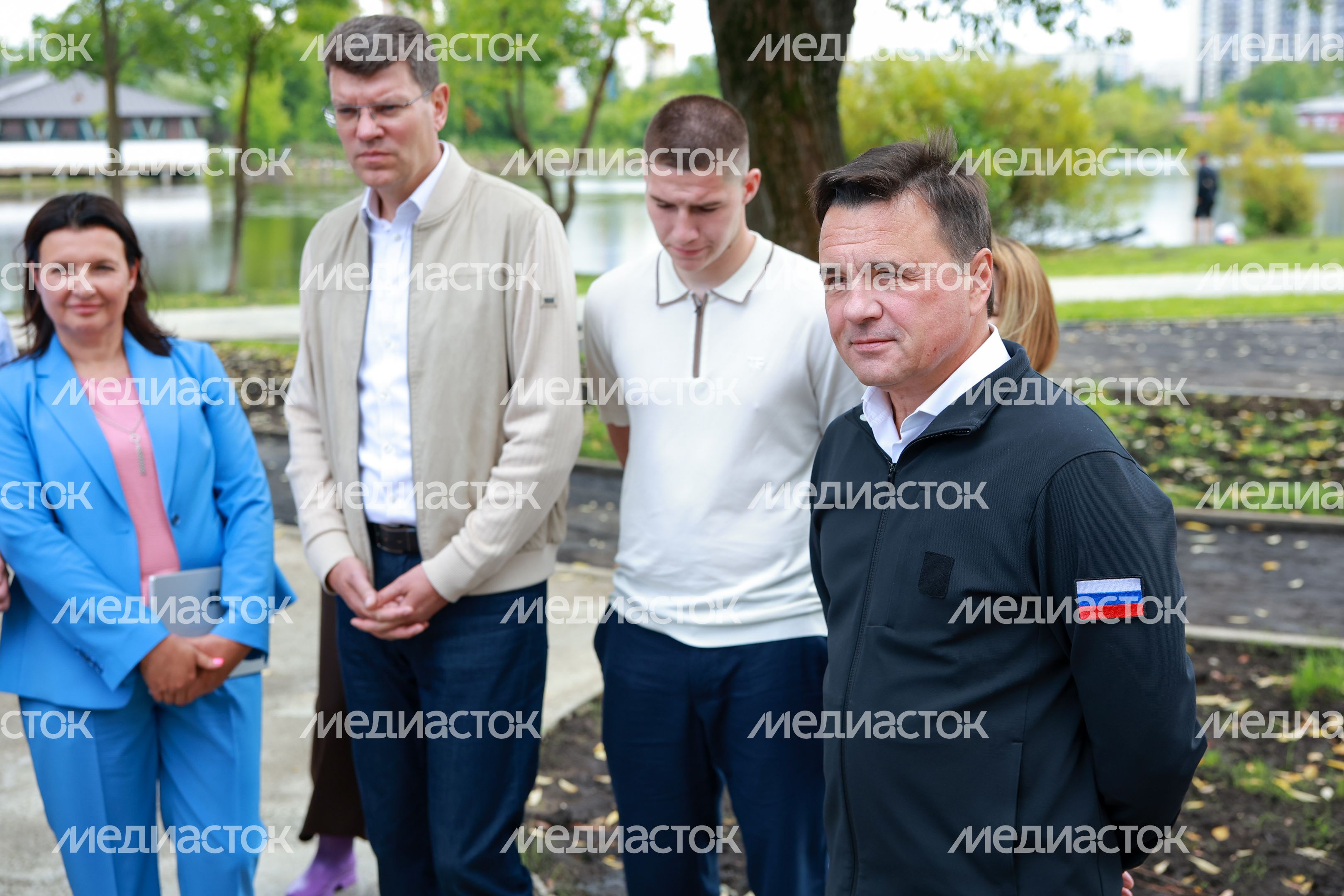 Андрей Воробьев и Денис Кравченко проверили ход благоустройства набережной пруда "Москвич" в Лобне